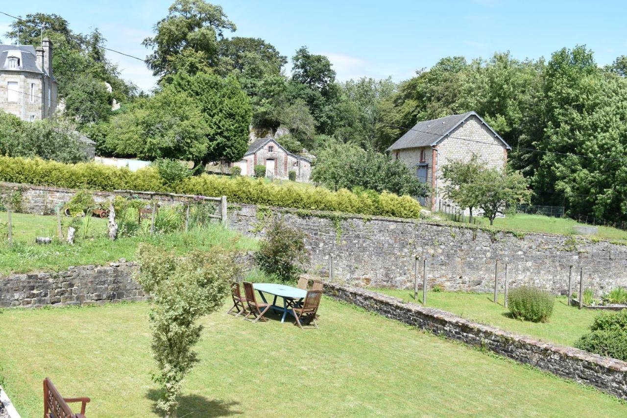 Gites In Le Neufbourg -Mortain エクステリア 写真