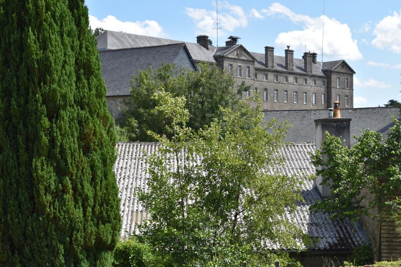 Gites In Le Neufbourg -Mortain エクステリア 写真